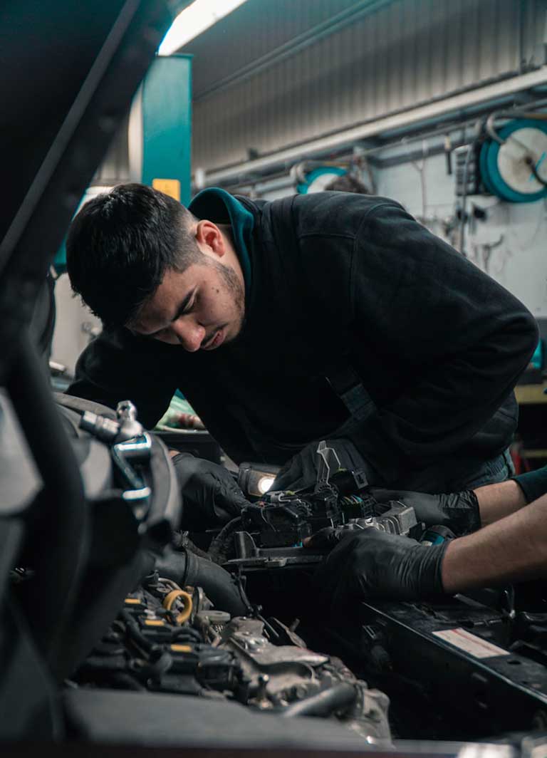 Mécanicien du garage auto Meximieux